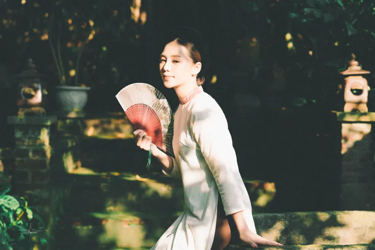 Hot girl Đi qua mùa hạ Quỳnh Kool mong manh, e ấp trong tà áo dài - Ảnh 8. Hot girl Đi qua mùa hạ Quỳnh Kool mong manh, e ấp trong tà áo dài - Ảnh 8.
