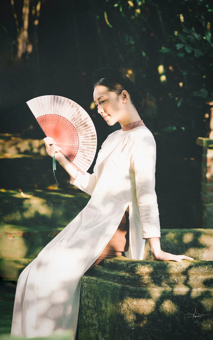 Hot girl Đi qua mùa hạ Quỳnh Kool mong manh, e ấp trong tà áo dài - Ảnh 4. Hot girl Đi qua mùa hạ Quỳnh Kool mong manh, e ấp trong tà áo dài - Ảnh 4.