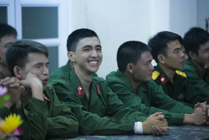 Sao phim Những ngọn nến trong đêm 2 nhận quà sinh nhật được làm từ vỏ đạn - Ảnh 1. Sao phim Những ngọn nến trong đêm 2 nhận quà sinh nhật được làm từ vỏ đạn - Ảnh 1.