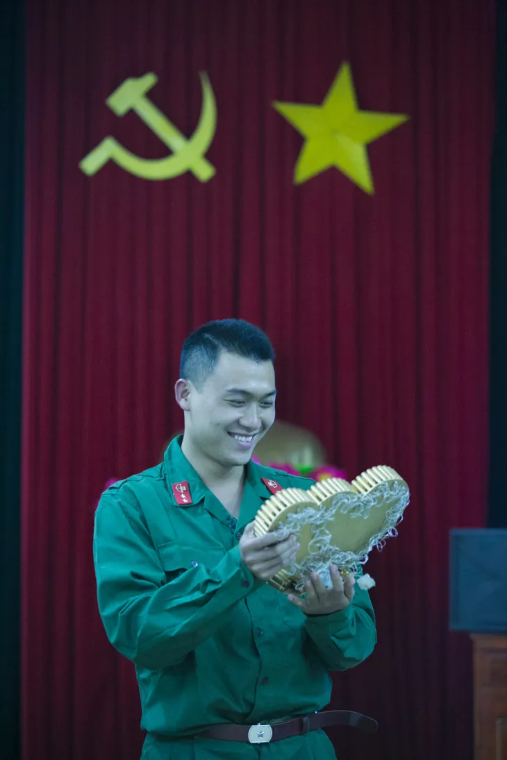 Sao phim Những ngọn nến trong đêm 2 nhận quà sinh nhật được làm từ vỏ đạn - Ảnh 2. Sao phim Những ngọn nến trong đêm 2 nhận quà sinh nhật được làm từ vỏ đạn - Ảnh 2.