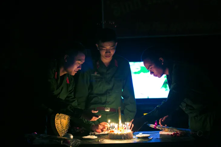 Sao phim Những ngọn nến trong đêm 2 nhận quà sinh nhật được làm từ vỏ đạn - Ảnh 7. Sao phim Những ngọn nến trong đêm 2 nhận quà sinh nhật được làm từ vỏ đạn - Ảnh 7.