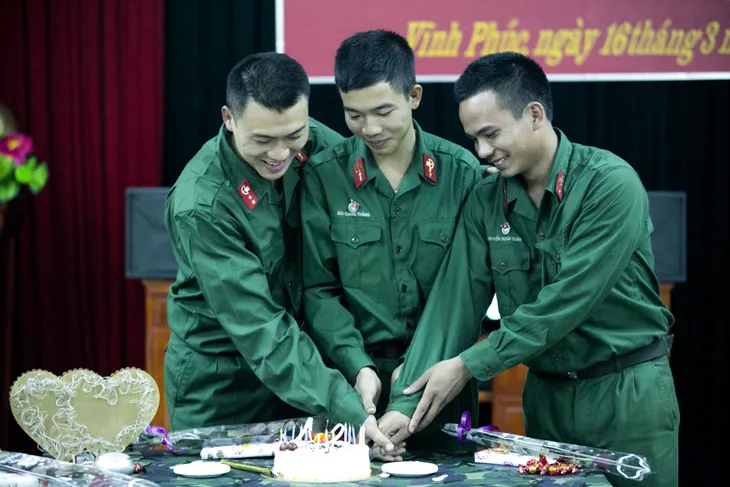 Sao phim Những ngọn nến trong đêm 2 nhận quà sinh nhật được làm từ vỏ đạn - Ảnh 6. Sao phim Những ngọn nến trong đêm 2 nhận quà sinh nhật được làm từ vỏ đạn - Ảnh 6.