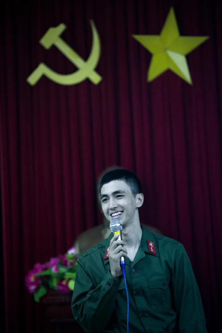 Sao phim Những ngọn nến trong đêm 2 nhận quà sinh nhật được làm từ vỏ đạn - Ảnh 5. Sao phim Những ngọn nến trong đêm 2 nhận quà sinh nhật được làm từ vỏ đạn - Ảnh 5.