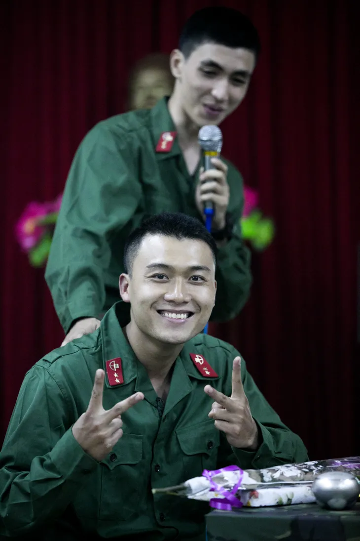 Sao phim Những ngọn nến trong đêm 2 nhận quà sinh nhật được làm từ vỏ đạn - Ảnh 4. Sao phim Những ngọn nến trong đêm 2 nhận quà sinh nhật được làm từ vỏ đạn - Ảnh 4.