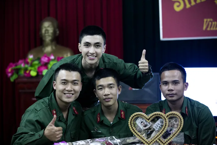 Sao phim Những ngọn nến trong đêm 2 nhận quà sinh nhật được làm từ vỏ đạn - Ảnh 3. Sao phim Những ngọn nến trong đêm 2 nhận quà sinh nhật được làm từ vỏ đạn - Ảnh 3.