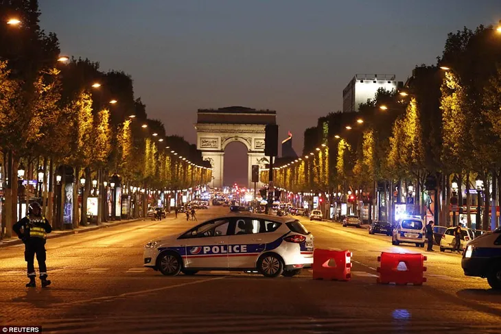 Hiện trường vụ tấn công ngay tại Đại lộ Champs-Elysees làm một cảnh sát thiệt mạng - Ảnh 3. Hiện trường vụ tấn công ngay tại Đại lộ Champs-Elysees làm một cảnh sát thiệt mạng - Ảnh 3.