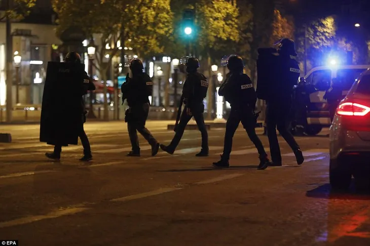 Hiện trường vụ tấn công ngay tại Đại lộ Champs-Elysees làm một cảnh sát thiệt mạng - Ảnh 5. Hiện trường vụ tấn công ngay tại Đại lộ Champs-Elysees làm một cảnh sát thiệt mạng - Ảnh 5.