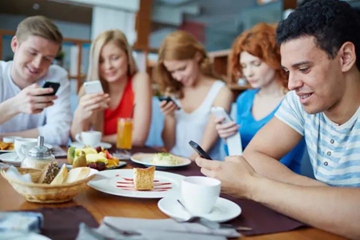 Lý do chiếc điện thoại thông minh sẽ phá hỏng các quan hệ của bạn - Ảnh 4. Lý do chiếc điện thoại thông minh sẽ phá hỏng các quan hệ của bạn - Ảnh 4.