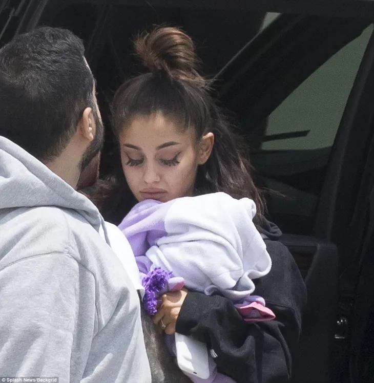 Ariana Grande tiều tụy khi xuất hiện sau vụ đánh bom tại Manchester - Ảnh 2. Ariana Grande tiều tụy khi xuất hiện sau vụ đánh bom tại Manchester - Ảnh 2.