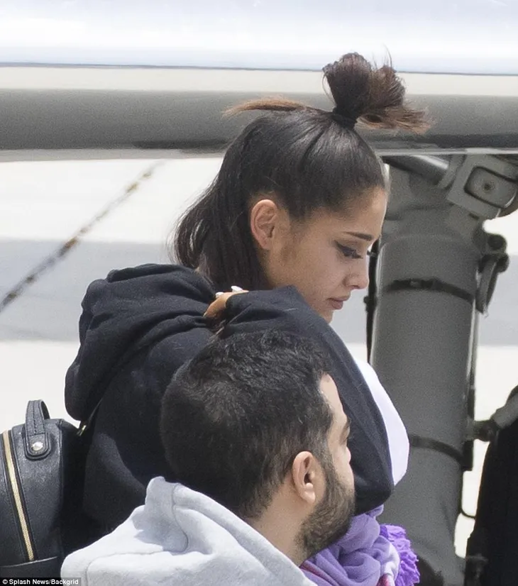 Ariana Grande tiều tụy khi xuất hiện sau vụ đánh bom tại Manchester - Ảnh 1. Ariana Grande tiều tụy khi xuất hiện sau vụ đánh bom tại Manchester - Ảnh 1.