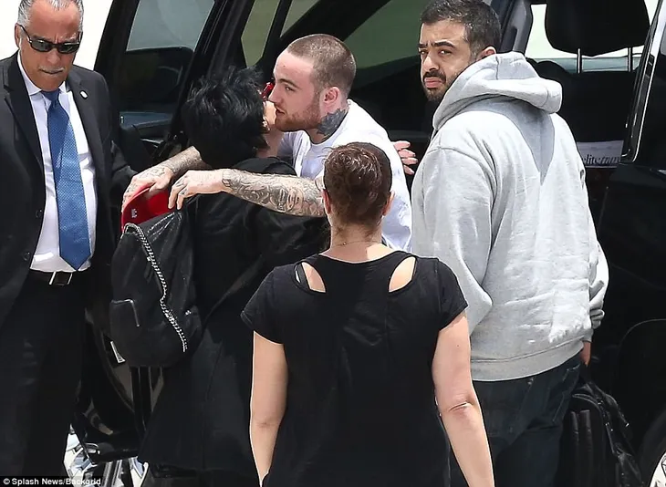 Ariana Grande tiều tụy khi xuất hiện sau vụ đánh bom tại Manchester - Ảnh 5. Ariana Grande tiều tụy khi xuất hiện sau vụ đánh bom tại Manchester - Ảnh 5.