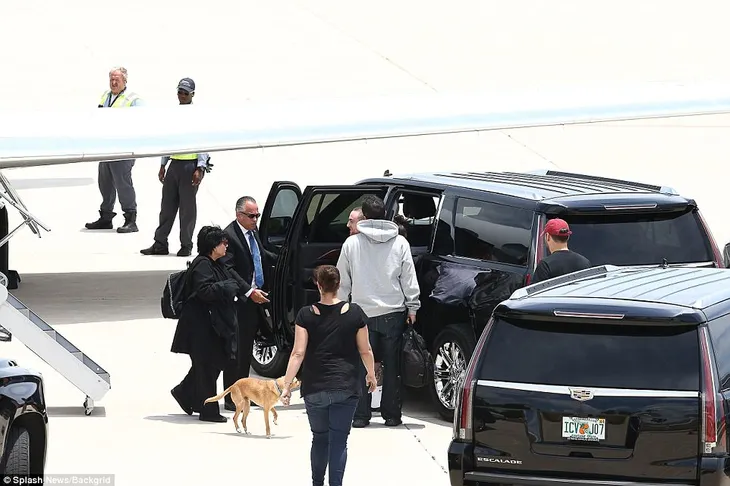 Ariana Grande tiều tụy khi xuất hiện sau vụ đánh bom tại Manchester - Ảnh 6. Ariana Grande tiều tụy khi xuất hiện sau vụ đánh bom tại Manchester - Ảnh 6.