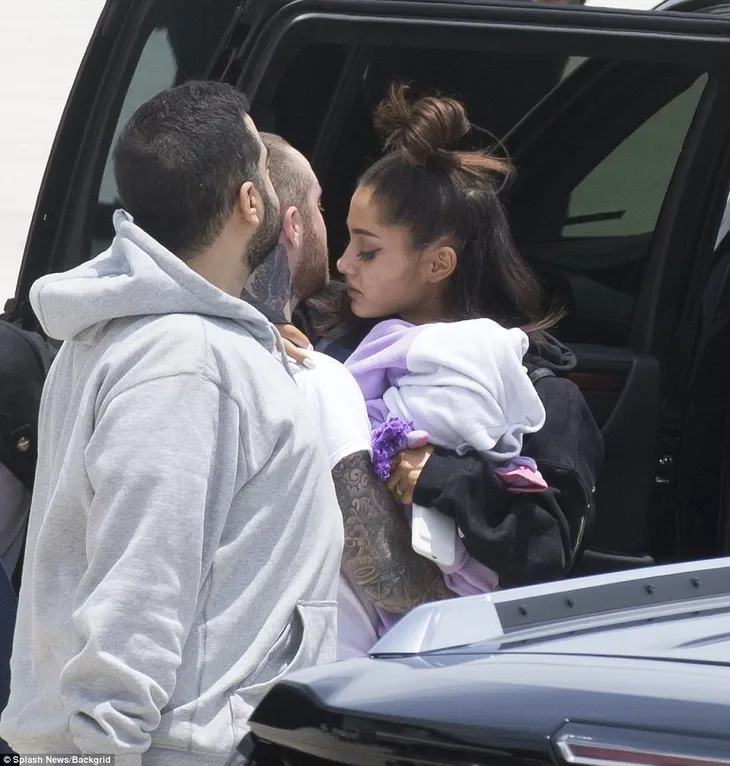 Ariana Grande tiều tụy khi xuất hiện sau vụ đánh bom tại Manchester - Ảnh 3. Ariana Grande tiều tụy khi xuất hiện sau vụ đánh bom tại Manchester - Ảnh 3.