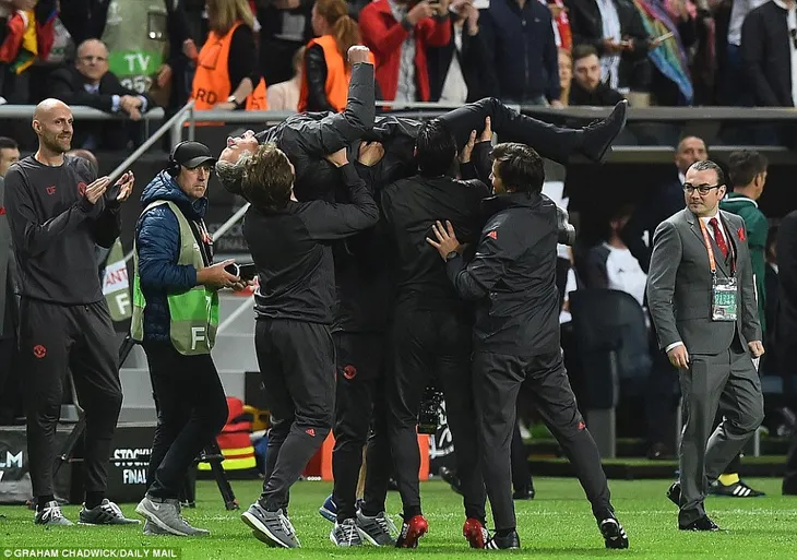 Ảnh: Man Utd đánh bại Ajax trong trận chung kết Europa League 2017 để đăng quang ngôi vô địch - Ảnh 9. Ảnh: Man Utd đánh bại Ajax trong trận chung kết Europa League 2017 để đăng quang ngôi vô địch - Ảnh 9.
