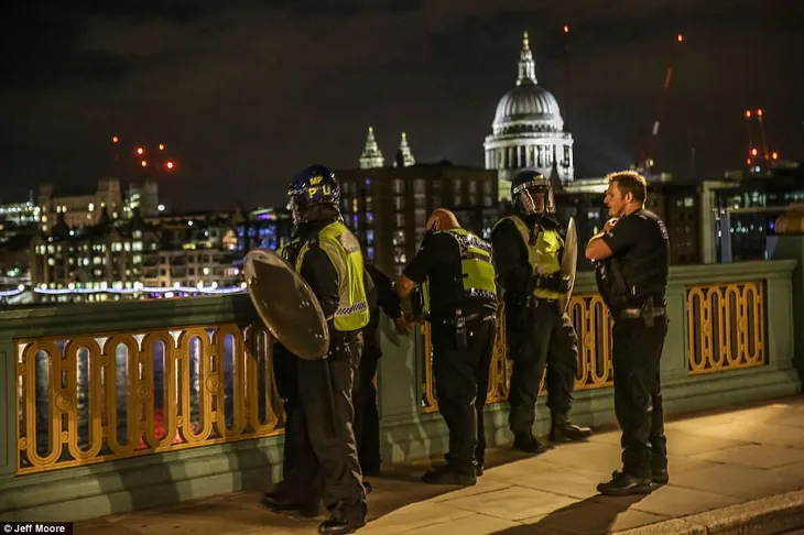 Sau Manchester, Thủ đô London bị tấn công điên cuồng bằng xe tải và dao - Ảnh 4. Sau Manchester, Thủ đô London bị tấn công điên cuồng bằng xe tải và dao - Ảnh 4.