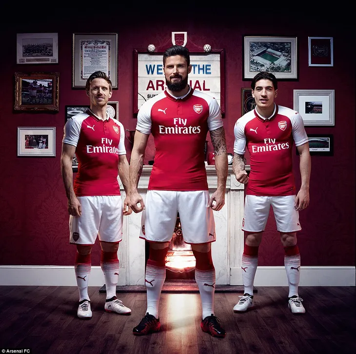 Arsenal ra mắt áo đấu mùa giải 2017/18: Đầy đủ anh tài - Ảnh 3. Arsenal ra mắt áo đấu mùa giải 2017/18: Đầy đủ anh tài - Ảnh 3.
