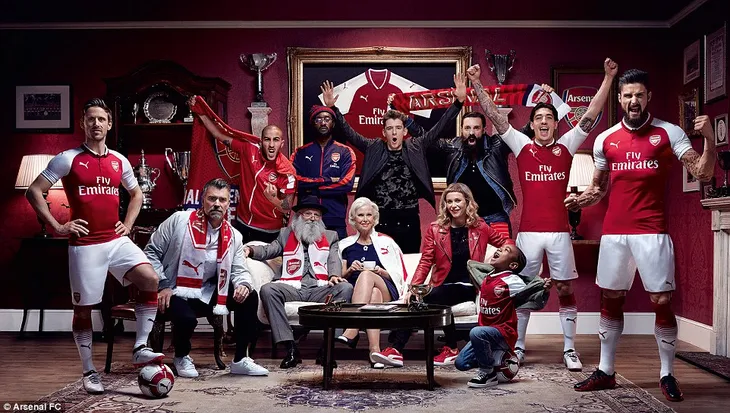 Arsenal ra mắt áo đấu mùa giải 2017/18: Đầy đủ anh tài - Ảnh 1. Arsenal ra mắt áo đấu mùa giải 2017/18: Đầy đủ anh tài - Ảnh 1.