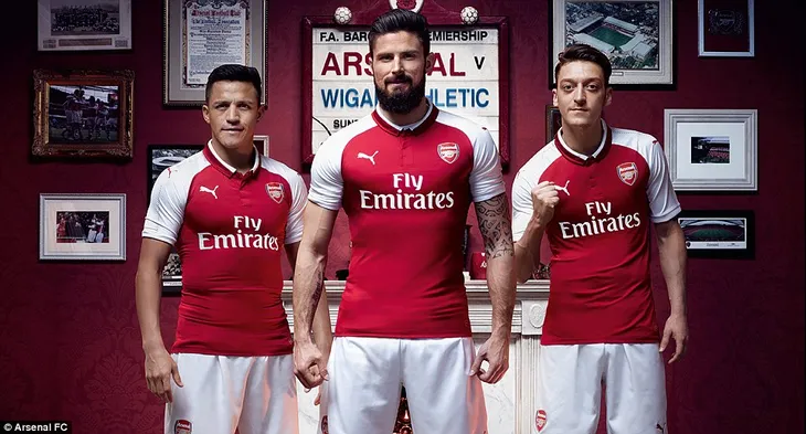Arsenal ra mắt áo đấu mùa giải 2017/18: Đầy đủ anh tài - Ảnh 2. Arsenal ra mắt áo đấu mùa giải 2017/18: Đầy đủ anh tài - Ảnh 2.