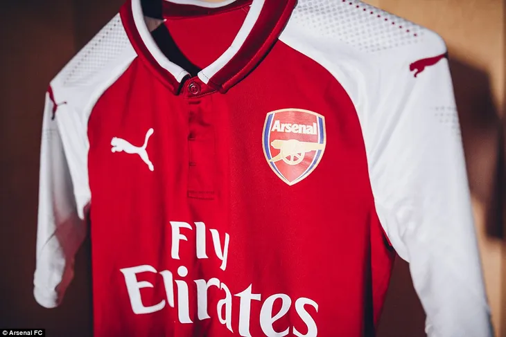 Arsenal ra mắt áo đấu mùa giải 2017/18: Đầy đủ anh tài - Ảnh 4. Arsenal ra mắt áo đấu mùa giải 2017/18: Đầy đủ anh tài - Ảnh 4.
