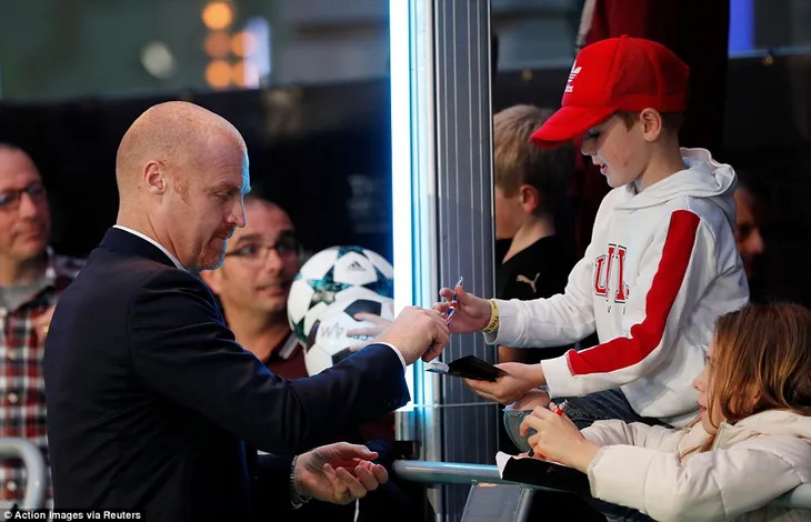 459c217e00000578-5008729-burnley_manager_sean_dyche_signs_autographs_for_fans_on_arrival_-a-8_1508777935556 459c217e00000578-5008729-burnley_manager_sean_dyche_signs_autographs_for_fans_on_arrival_-a-8_1508777935556