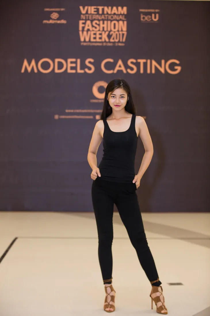Nhiều chân dài cá tính hồ hởi casting người mẫu tham dự Tuần lễ thời trang quốc tế Việt Nam Thu - Đông 2017 - Ảnh 3. Nhiều chân dài cá tính hồ hởi casting người mẫu tham dự Tuần lễ thời trang quốc tế Việt Nam Thu - Đông 2017 - Ảnh 3.
