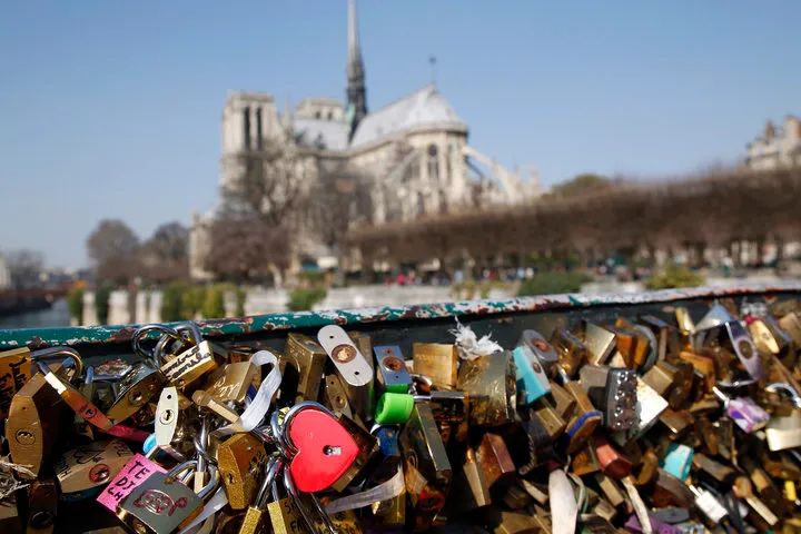 Paris bán khóa tình yêu lấy tiền làm từ thiện - Ảnh 1. Paris bán khóa tình yêu lấy tiền làm từ thiện - Ảnh 1.