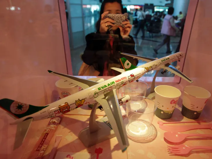 Những chuyến bay siêu dễ thương ngập tràn hình tượng Hello Kitty - Ảnh 4. Những chuyến bay siêu dễ thương ngập tràn hình tượng Hello Kitty - Ảnh 4.