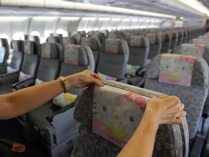 Những chuyến bay siêu dễ thương ngập tràn hình tượng Hello Kitty - Ảnh 6. Những chuyến bay siêu dễ thương ngập tràn hình tượng Hello Kitty - Ảnh 6.