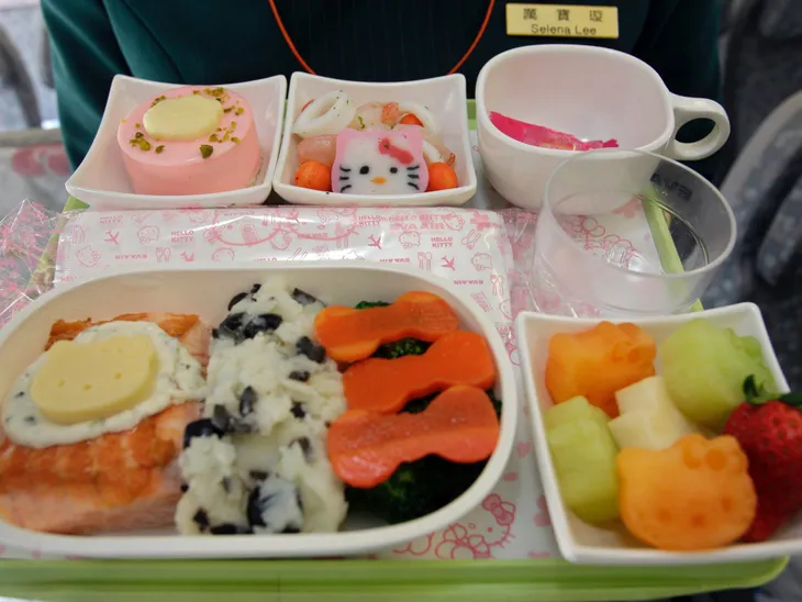 Những chuyến bay siêu dễ thương ngập tràn hình tượng Hello Kitty - Ảnh 8. Những chuyến bay siêu dễ thương ngập tràn hình tượng Hello Kitty - Ảnh 8.
