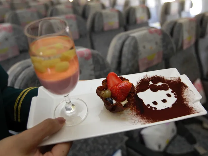 Những chuyến bay siêu dễ thương ngập tràn hình tượng Hello Kitty - Ảnh 9. Những chuyến bay siêu dễ thương ngập tràn hình tượng Hello Kitty - Ảnh 9.