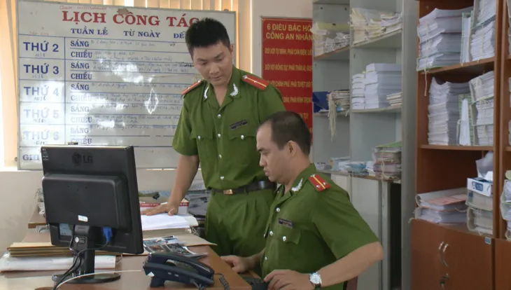 Phim Vực thẳm vô hình - Tập 24: Qua lại với phụ nữ đã có chồng, Lanh (Hoàng Anh) bị đánh ghen tơi bời - Ảnh 7. Phim Vực thẳm vô hình - Tập 24: Qua lại với phụ nữ đã có chồng, Lanh (Hoàng Anh) bị đánh ghen tơi bời - Ảnh 7.