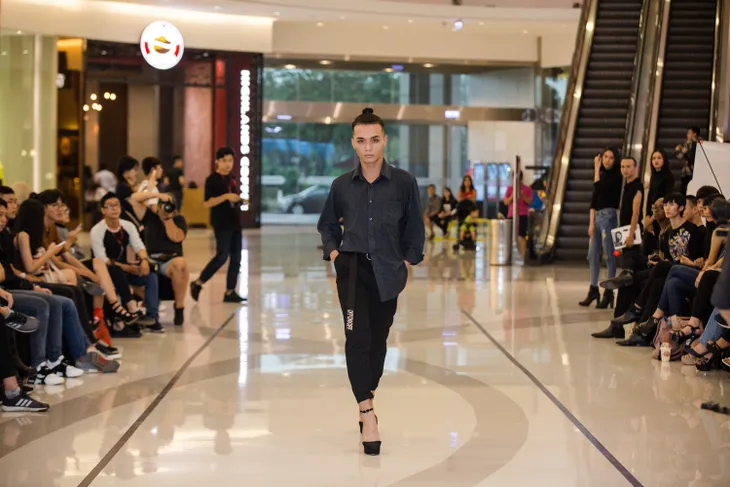 Nhiều chân dài cá tính hồ hởi casting người mẫu tham dự Tuần lễ thời trang quốc tế Việt Nam Thu - Đông 2017 - Ảnh 4. Nhiều chân dài cá tính hồ hởi casting người mẫu tham dự Tuần lễ thời trang quốc tế Việt Nam Thu - Đông 2017 - Ảnh 4.