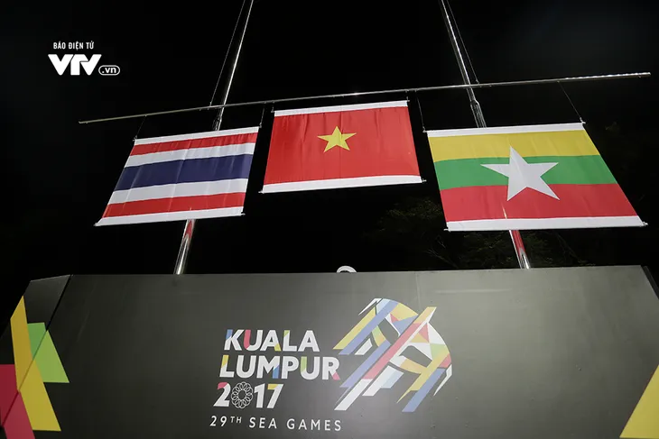 Vỡ oà niềm vui ngày ĐT nữ Việt Nam giành HCV SEA Games 29 - Ảnh 11. Vỡ oà niềm vui ngày ĐT nữ Việt Nam giành HCV SEA Games 29 - Ảnh 11.