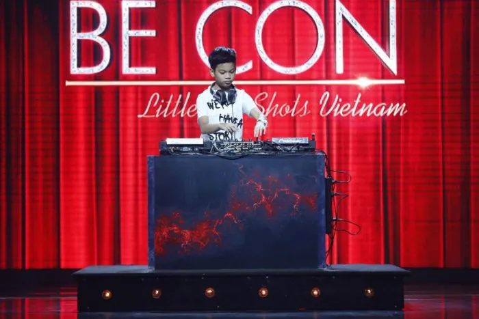 Hoài Linh và Trung Dân khoe chân dài, NB Lại Văn Sâm gặp gỡ DJ nhí Thái Lan - Ảnh 2. Hoài Linh và Trung Dân khoe chân dài, NB Lại Văn Sâm gặp gỡ DJ nhí Thái Lan - Ảnh 2.