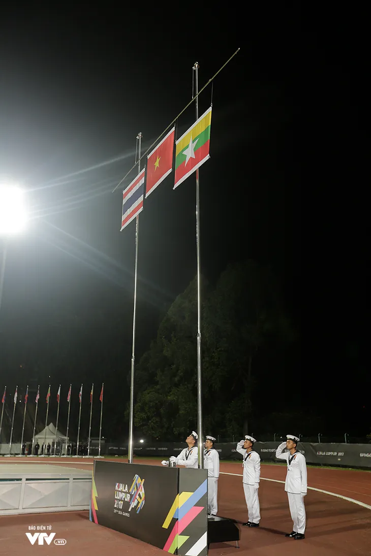 Vỡ oà niềm vui ngày ĐT nữ Việt Nam giành HCV SEA Games 29 - Ảnh 12. Vỡ oà niềm vui ngày ĐT nữ Việt Nam giành HCV SEA Games 29 - Ảnh 12.