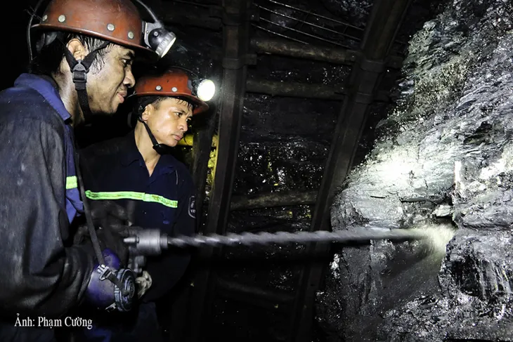Khoảnh khắc chân thật về cuộc sống của những người thợ mỏ ở Quảng Ninh - Ảnh 9.