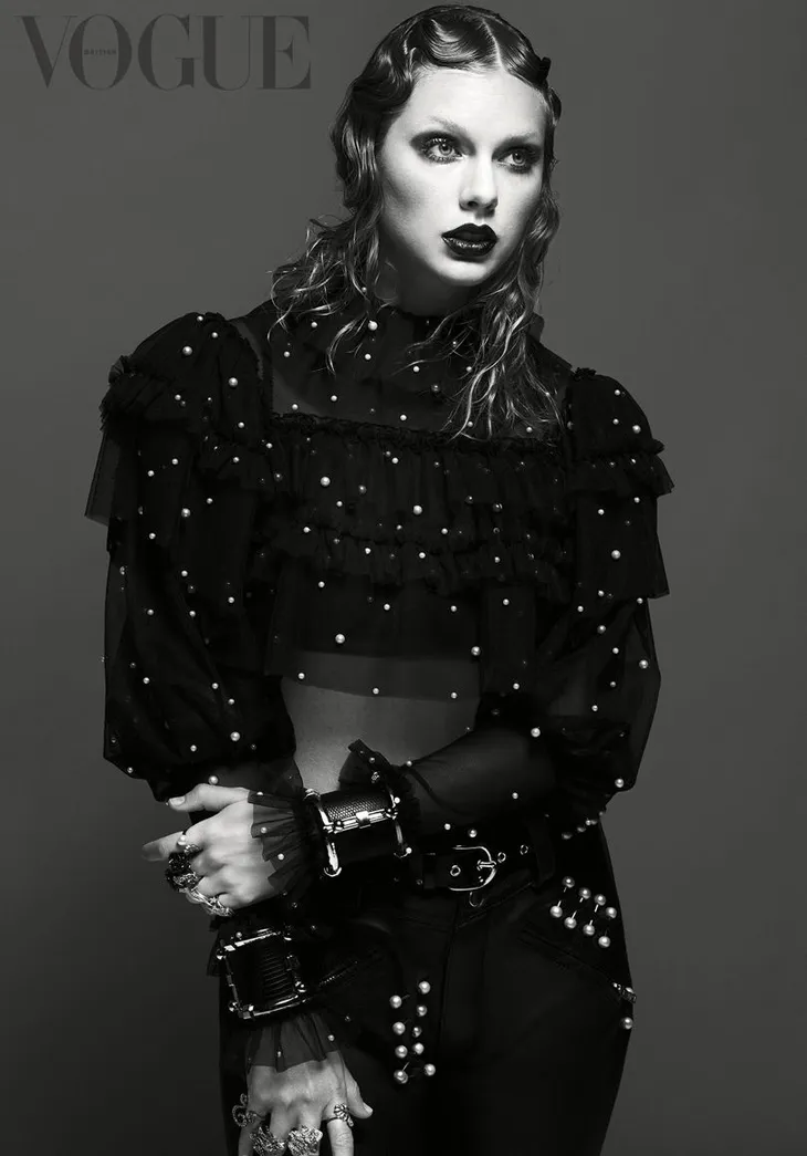 Taylor Swift biến thành công chúa hắc ám trên Vogue - Ảnh 2. Taylor Swift biến thành công chúa hắc ám trên Vogue - Ảnh 2.