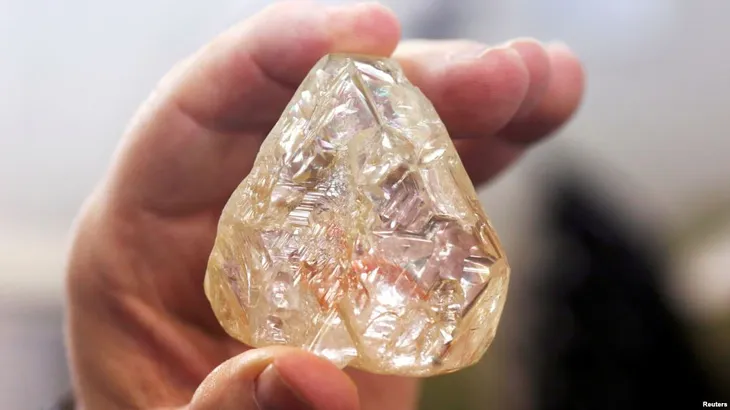 Đấu giá viên kim cương Hòa bình giúp đỡ người nghèo - Ảnh 1. Đấu giá viên kim cương Hòa bình giúp đỡ người nghèo - Ảnh 1.