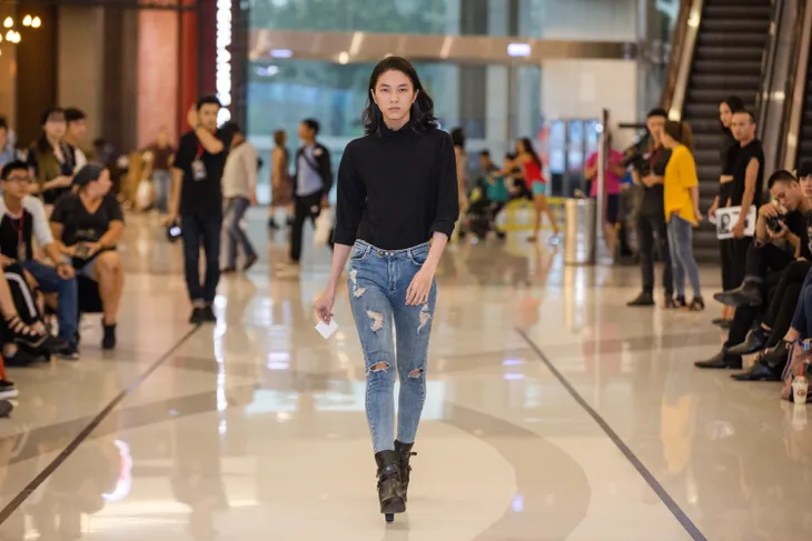 Nhiều chân dài cá tính hồ hởi casting người mẫu tham dự Tuần lễ thời trang quốc tế Việt Nam Thu - Đông 2017 - Ảnh 6. Nhiều chân dài cá tính hồ hởi casting người mẫu tham dự Tuần lễ thời trang quốc tế Việt Nam Thu - Đông 2017 - Ảnh 6.