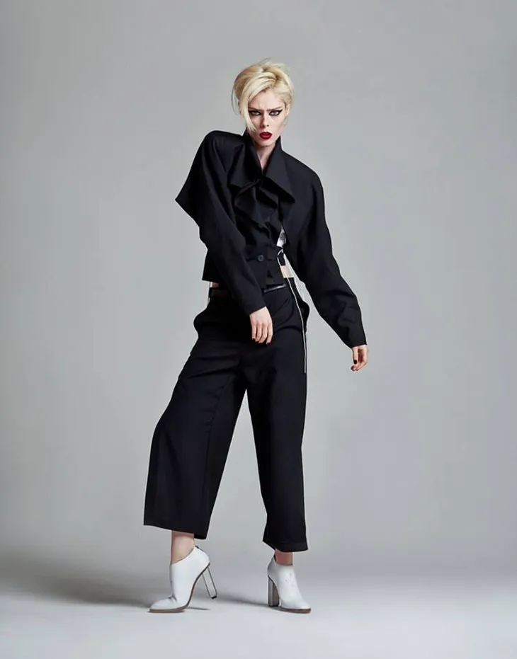 Nữ hoàng tạo dáng Coco Rocha biến hóa kỳ ảo với trang phục thanh lịch - Ảnh 2. Nữ hoàng tạo dáng Coco Rocha biến hóa kỳ ảo với trang phục thanh lịch - Ảnh 2.