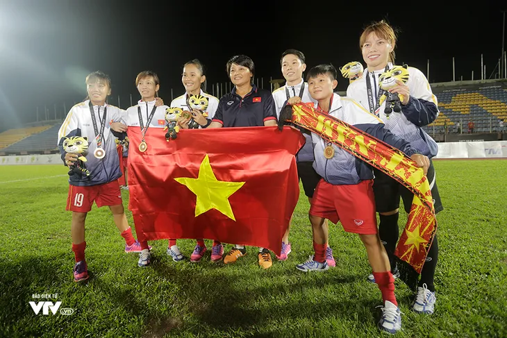 Vỡ oà niềm vui ngày ĐT nữ Việt Nam giành HCV SEA Games 29 - Ảnh 7. Vỡ oà niềm vui ngày ĐT nữ Việt Nam giành HCV SEA Games 29 - Ảnh 7.