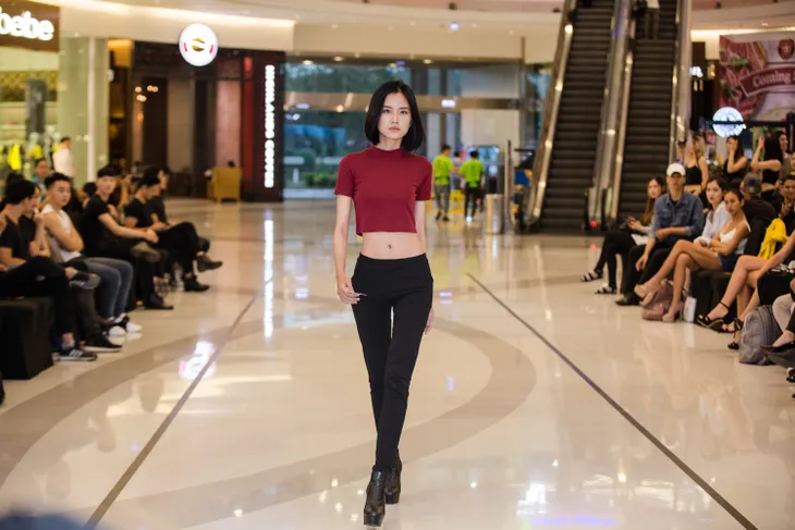 Nhiều chân dài cá tính hồ hởi casting người mẫu tham dự Tuần lễ thời trang quốc tế Việt Nam Thu - Đông 2017 - Ảnh 10. Nhiều chân dài cá tính hồ hởi casting người mẫu tham dự Tuần lễ thời trang quốc tế Việt Nam Thu - Đông 2017 - Ảnh 10.