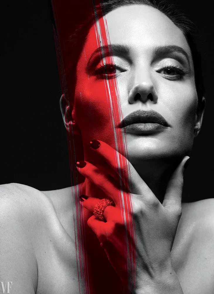 Angelina Jolie vẫn đau buồn sau gần 1 năm chia tay Brad Pitt - Ảnh 3. Angelina Jolie vẫn đau buồn sau gần 1 năm chia tay Brad Pitt - Ảnh 3.