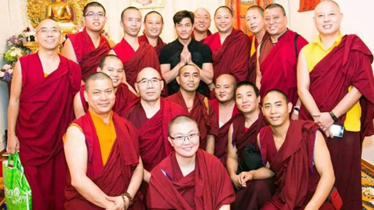 Quách Phú Thành và vợ đi chùa cầu nguyện cho con gái - Ảnh 3. Quách Phú Thành và vợ đi chùa cầu nguyện cho con gái - Ảnh 3.