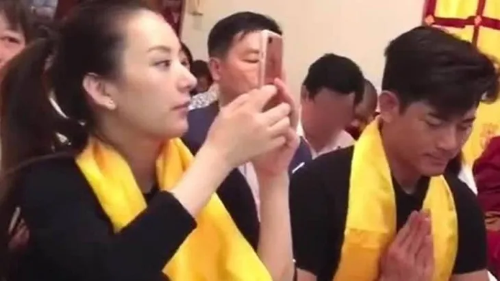 Quách Phú Thành và vợ đi chùa cầu nguyện cho con gái - Ảnh 2. Quách Phú Thành và vợ đi chùa cầu nguyện cho con gái - Ảnh 2.