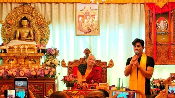 Quách Phú Thành và vợ đi chùa cầu nguyện cho con gái - Ảnh 1. Quách Phú Thành và vợ đi chùa cầu nguyện cho con gái - Ảnh 1.