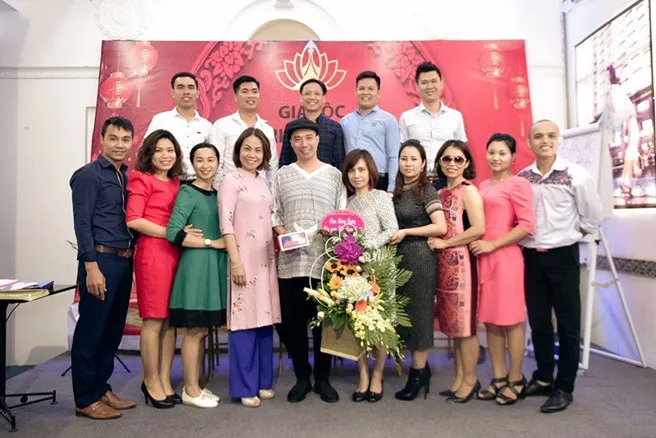 NTK Đỗ Trịnh Hoài Nam, Á hậu Vân Quỳnh trải lòng nhân ngày Nhà giáo Việt Nam 20/11 - Ảnh 1. NTK Đỗ Trịnh Hoài Nam, Á hậu Vân Quỳnh trải lòng nhân ngày Nhà giáo Việt Nam 20/11 - Ảnh 1.