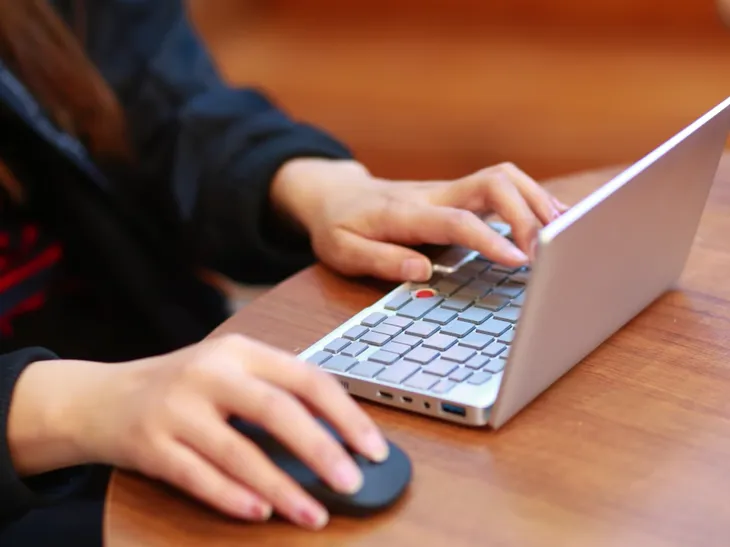 Choáng với chiếc laptop nhỏ nhất trên thế giới có thể... đút túi quần - Ảnh 9. Choáng với chiếc laptop nhỏ nhất trên thế giới có thể... đút túi quần - Ảnh 9.