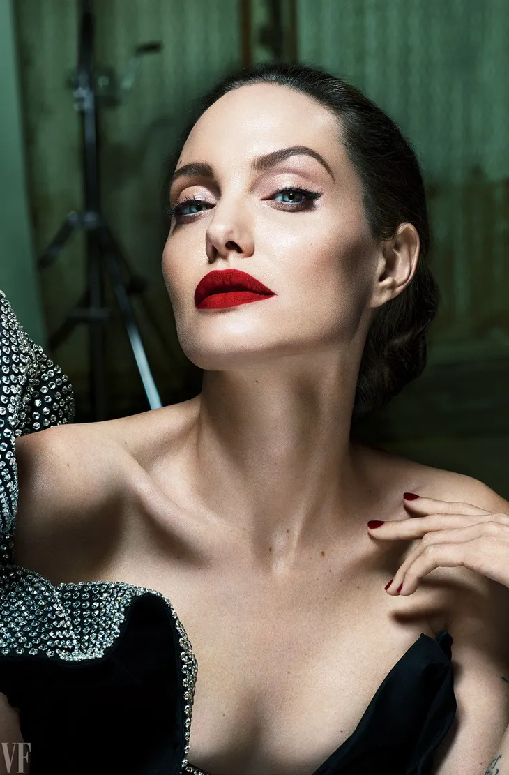 Angelina Jolie vẫn đau buồn sau gần 1 năm chia tay Brad Pitt - Ảnh 6. Angelina Jolie vẫn đau buồn sau gần 1 năm chia tay Brad Pitt - Ảnh 6.