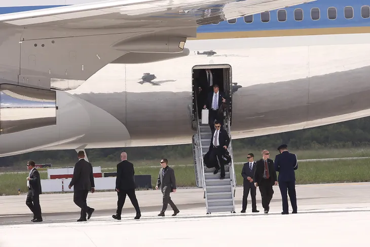 Những hình ảnh đầu tiên của Tổng thống Mỹ Donald Trump tại Việt Nam - Ảnh 3. Những hình ảnh đầu tiên của Tổng thống Mỹ Donald Trump tại Việt Nam - Ảnh 3.